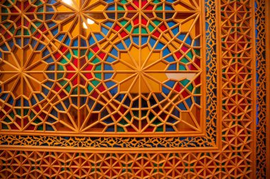 Sheki, Azerbaycan 'daki zanaatkarların fotoğrafı. Shabaka Azerbaycan geleneksel vitray tekniği. Çivi ve yapıştırıcı olmadan ahşap kullanılıyor.