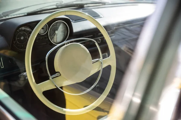 Photo de l'intérieur de la voiture vintage avec saloon léger et détails. Vieille voiture concept classique . — Photo