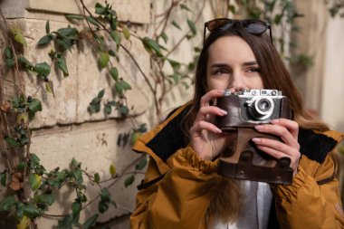 Bakü sokaklarını keşfeden genç turist kızın fotoğrafı. Eski şehri ziyaret eden ve şehrin fotoğraflarını çeken genç bir kızın karamsar fotoğrafları..