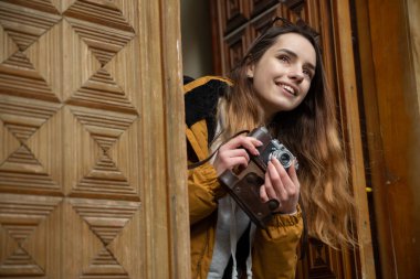 Bakü sokaklarını keşfeden genç turist kızın fotoğrafı. Eski şehri ziyaret eden ve şehrin fotoğraflarını çeken genç bir kızın karamsar fotoğrafları..