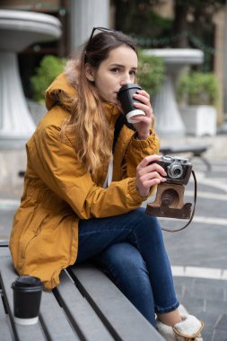 Bakü sokaklarını keşfeden genç turist kızın fotoğrafı. Eski şehri ziyaret eden ve şehrin fotoğraflarını çeken genç bir kızın karamsar fotoğrafları..