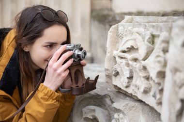 Bakü sokaklarını keşfeden genç turist kızın fotoğrafı. Eski şehri ziyaret eden ve şehrin fotoğraflarını çeken genç bir kızın karamsar fotoğrafları..