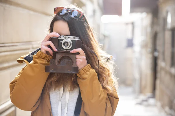 Foto eines jungen Touristenmädchens, das die Straßen von Baku erkundet. Stimmungsvolle Fotos von Teenager-Mädchen, die die Altstadt besuchen und Fotos von der Stadt machen. — Stockfoto