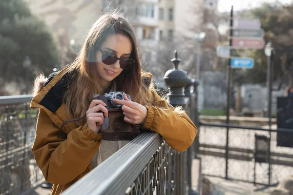 Photo of young tourist girl exploring streets of Baku. Moody photos of teenager girl visiting old city and taking photos of the city. — Stock Photo, Image