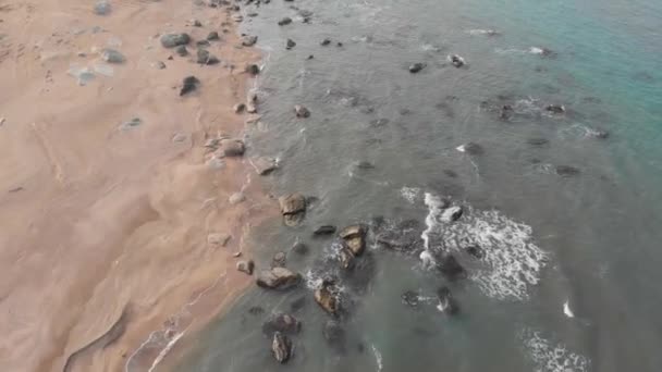 Praia vista superior, ondas quebrar na praia de areia amarela tropical. Ondas do mar na praia de areia amarela. Vídeo acima azul-turquesa água do mar na costa da areia . — Vídeo de Stock