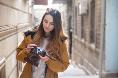 Bakü sokaklarını keşfeden genç turist kızın fotoğrafı. Eski şehri ziyaret eden ve şehrin fotoğraflarını çeken genç bir kızın karamsar fotoğrafları..