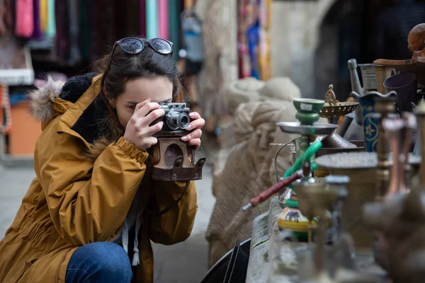 Фото молодой туристки, исследующей улицы Баку. Унылые фотографии девочки-подростка, посещающей старый город и фотографирующей город . — стоковое фото