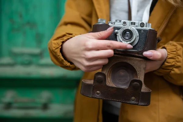 Bakü sokaklarını keşfeden genç turist kızın fotoğrafı. Eski şehri ziyaret eden ve şehrin fotoğraflarını çeken genç bir kızın karamsar fotoğrafları.. — Stok fotoğraf