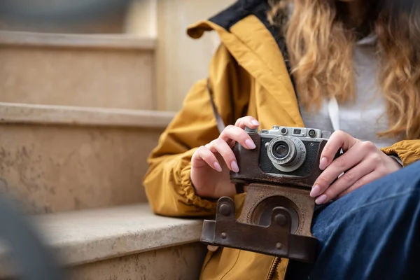 Foto eines jungen Touristenmädchens, das die Straßen von Baku erkundet. Stimmungsvolle Fotos von Teenager-Mädchen, die die Altstadt besuchen und Fotos von der Stadt machen. — Stockfoto