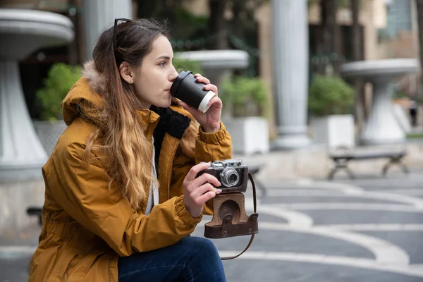 Foto von jungen Touristenmädchen, die Kaffee auf den Straßen von Baku trinken. Launische Fotos von Teenager-Mädchen zu Besuch in der Stadt. — Stockfoto