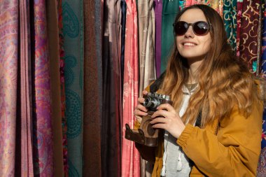 Bakü sokaklarını keşfeden genç turist kızın fotoğrafı. Eski şehri ziyaret eden ve şehrin fotoğraflarını çeken genç bir kızın karamsar fotoğrafları..