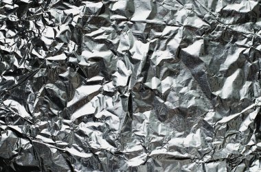 Buruşmuş metal bir folyonun dokusu bir düzleme yayılmış..