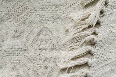 Keten dokusu, ışık renginin doğal dokusu, büyük dokuma deseni ve püsküllü bir parça..