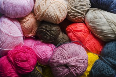 Gri ve pembe renkler örmek için iplikler ve diğer renkler, birlikte uzanırlar. .