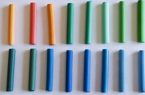 Des Crayons Colorés Couchés Rangée Sur Fond Blanc Avec Lumière — Photo