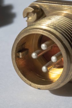 Pirinç dört pimli elektrik konnektörü. Özellikle kritik düğümler için özelleştirilmiş bağlantılar.