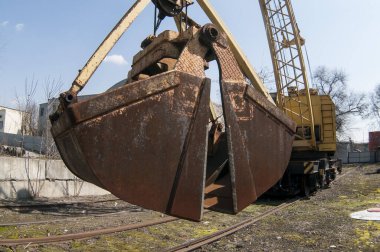 Yakındaki kamyonet.