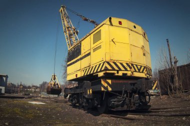 Demiryolu vinci rayların üzerinde duruyor.