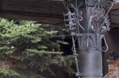 Meşalenin modern versiyonu, Gotik tarzında yapılmış. Ateş yerine ışık.