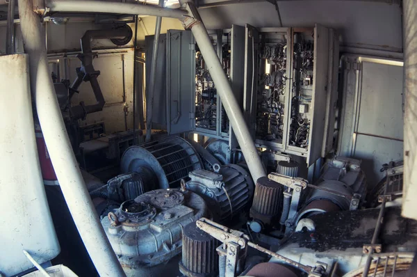 Maschinenraum eines alten, nicht funktionierenden Eisenbahnkrans — Stockfoto