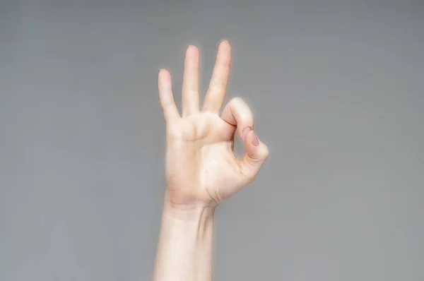 Mano de mujer apuntando bien, sí, aceptando la señal de mano a un lado, estudio aislado —  Fotos de Stock