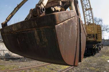 Yakındaki kamyonet.