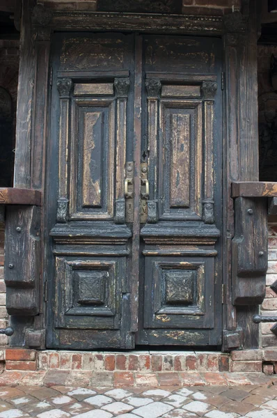La puerta vieja de madera el primer plano sobre el fondo de la pared —  Fotos de Stock