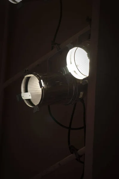 Proyector con luz direccional con lente Fresnel, lámpara halógena y persianas protectoras. —  Fotos de Stock