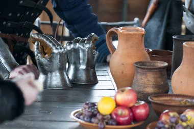 Ortaçağ zırhı, eski bir zırhın ayrıntıları. Ahşap arka planda çelik eldivenler.