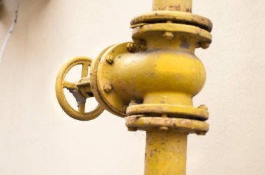 Eski paslı bir gaz kontrol vanası..