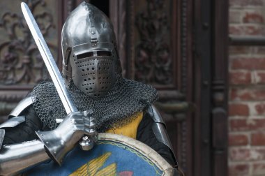 Metal zırhlı şövalye