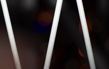 Gece şehri, binanın tepesinde.