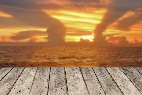 Tahta Masa Bulanık Arkaplanın Önünde Boş Kumsalda Bulanık Gün Batımı — Stok fotoğraf