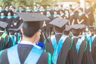 Şapkalı adam mezun olur.