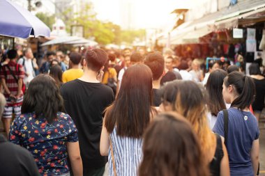 Jatujak Marketi Bangkok Tayland 'da yürüyen isimsiz bir kalabalık..