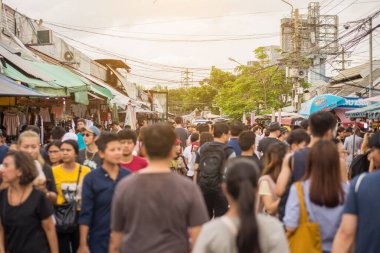 Bangkok Thaland 'da. 9 Eylül 2017: Jatujak hafta sonu pazarında çok sayıda isimsiz insan ve yabancı gezgin yürüyüş yapıyor..