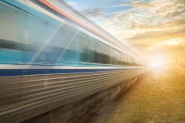 Klasik tren gün batımında hareket halindedir tren istasyonunda yerel çevre klasik treninde demiryolunda. Hareket bulanıklığı etkisi. eski tren hızı kavramı.