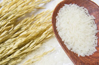 Tahta kaşıkta pirinçten yapılmış pirinçler. Sağlık ya da sağlıklı konsept. Yemek ve yemek malzemeleri. Boşluğu kopyala.