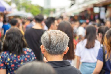 29 Temmuz 2019. Bangkok Tayland. Hafta sonu Jatujak Marketi Bangkok Tayland 'da yürüyen ve alışveriş yapan bir sürü isimsiz insan. Jatujak dünya çapında turistler için en çok gidilecek yer..