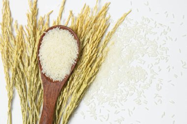Tahta kaşıkta pirinçten yapılmış pirinçler. Sağlık ya da sağlıklı konsept. Yemek ve yemek malzemeleri. Boşluğu kopyala.