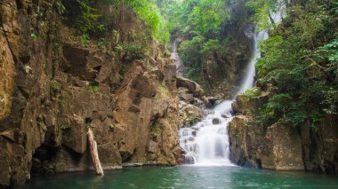 Chantaburi Tayland 'da şelale var. Manzara görüntüsü. Uzun Pozlandırma.