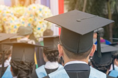 Şapkalı adam mezun olur.