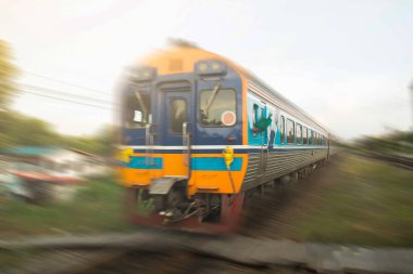 Tren istasyonunda hareket halindeki klasik tren. Demiryolundaki yerel çevre klasik şehirlerarası tren. Hareket bulanıklığı etkisi. eski tren hızı kavramı.