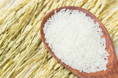 Tahta kaşıkta pirinçten yapılmış pirinçler. Sağlık ya da sağlıklı konsept. Yemek ve yemek malzemeleri. Boşluğu kopyala.