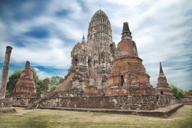 Yüksek dinamik aralıklı Ayutthaya Tapınağı tarihi parkı. Şu ünlü tapınak. Ayutthaya 'nın büyük turistik cazibesi..