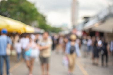 Hafta sonu Jatujak Market Bangkok Tayland 'da gezen ve alışveriş yapan isimsiz insanlardan oluşan bulanık bir kalabalık. Jatujak dünya çapında turistler için en çok gidilecek yer..