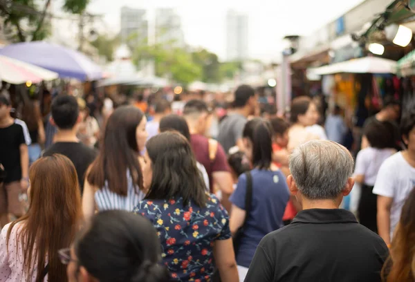 29 de julho de 2019. Bangkok Tailândia. Multidão de pessoas anônimas andando e fazendo compras no mercado de fim de semana no mercado Jatujak Bangkok Tailândia. Jatujak o maior destino para turistas ao redor do mundo . — Fotografia de Stock