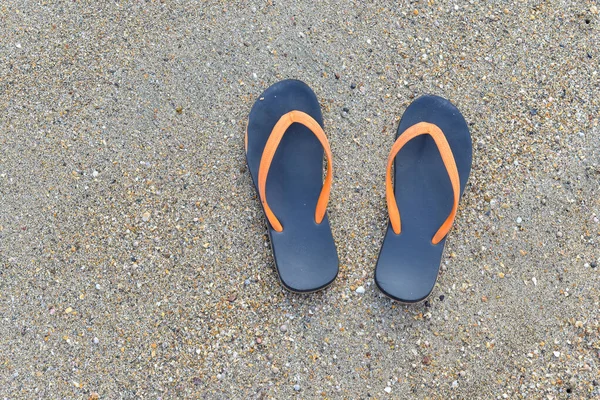 Oranje Slippers Zand Begrepen Ruimte Vakantie Concept — Stockfoto