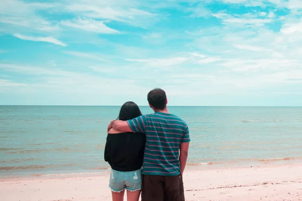 Bir Çift Aşık Boyunlu Denize Bakıyor Gelecek Konseptine Bak Seyahat — Stok fotoğraf