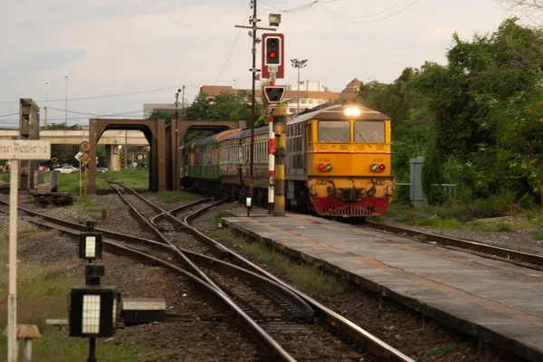 Tren Locomotora Las Vías Del Ferrocarril Tailandia Entrar Estación Tren —  Fotos de Stock